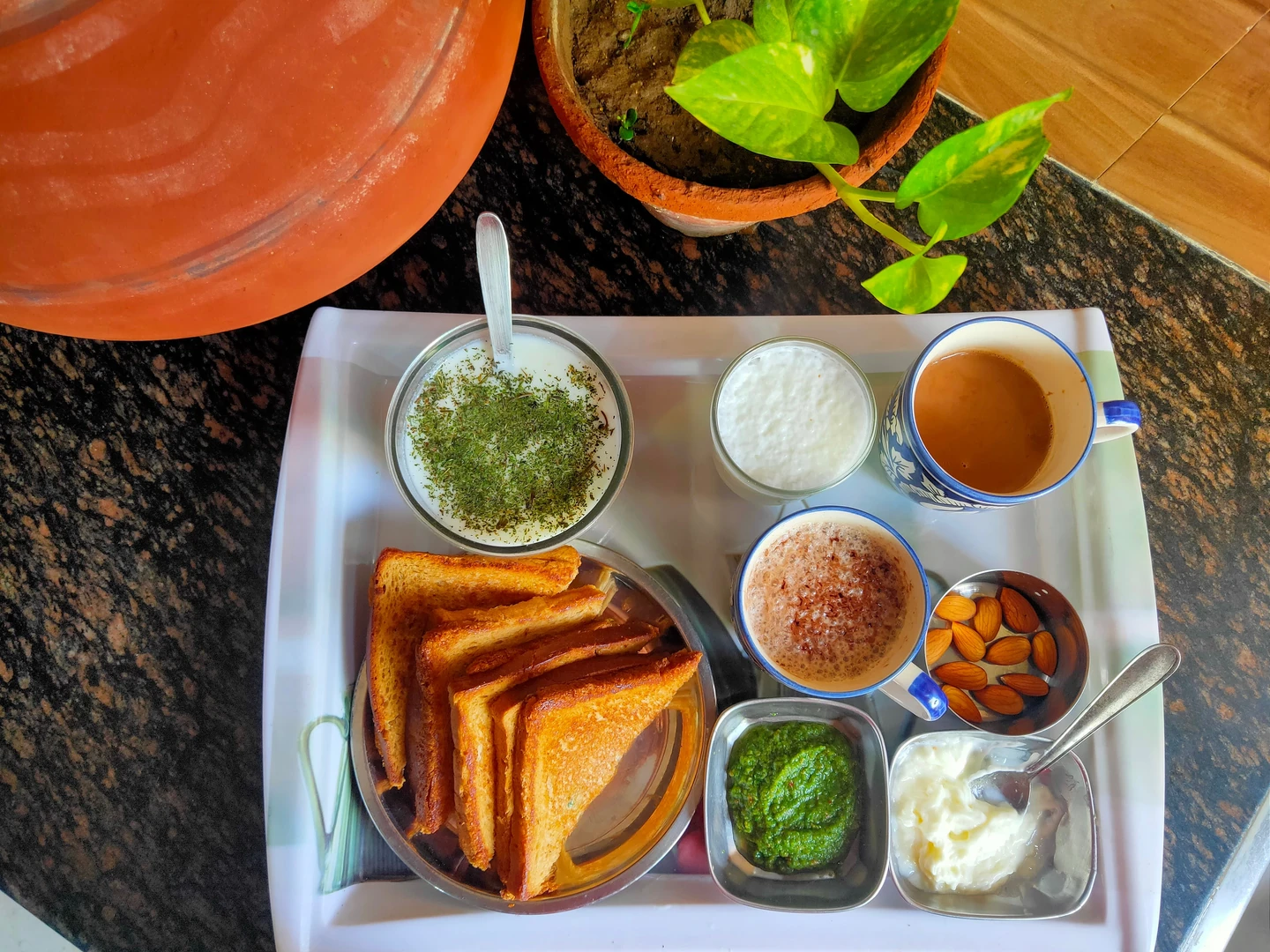 नाश्ते और पेय के साथ मेज़